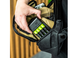 Stellen Sie das Green Cell GC VitalCharger-Ladegerät und 4x AAA Ni-MH 800mAh-Akkus ein